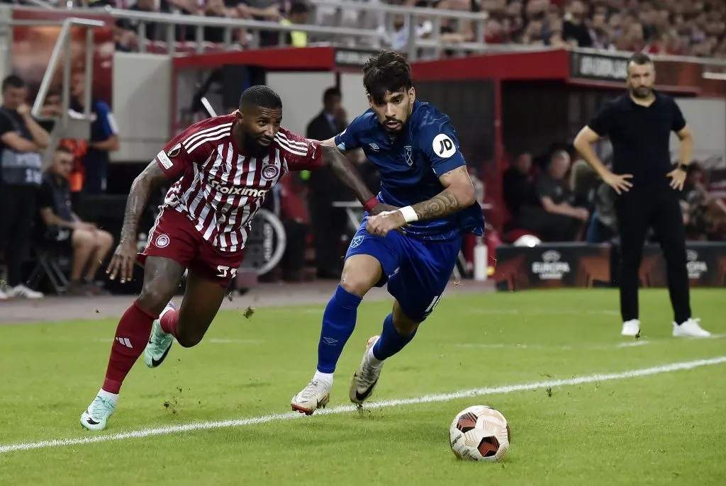Rodinei disputa bola com Lucas Paquetá. Foto: Milos Bicanski/Getty Images