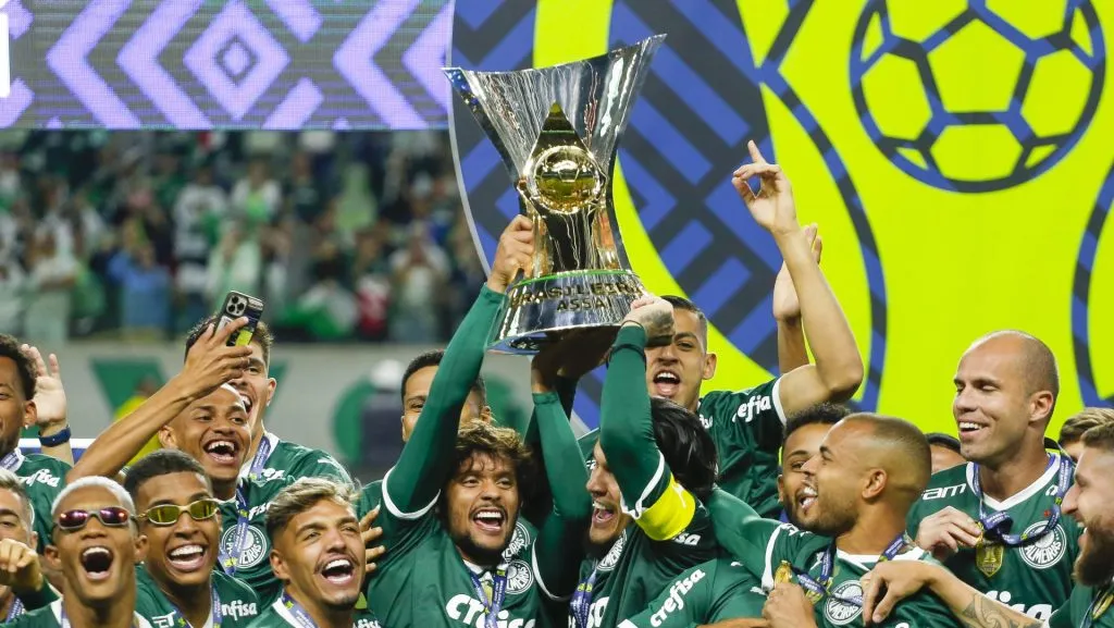 Vai faturar uma ‘bolada’! Premiação do Brasileirão tem reajuste e campeão vai receber valor astronômico (Photo by Ricardo Moreira/Getty Images)