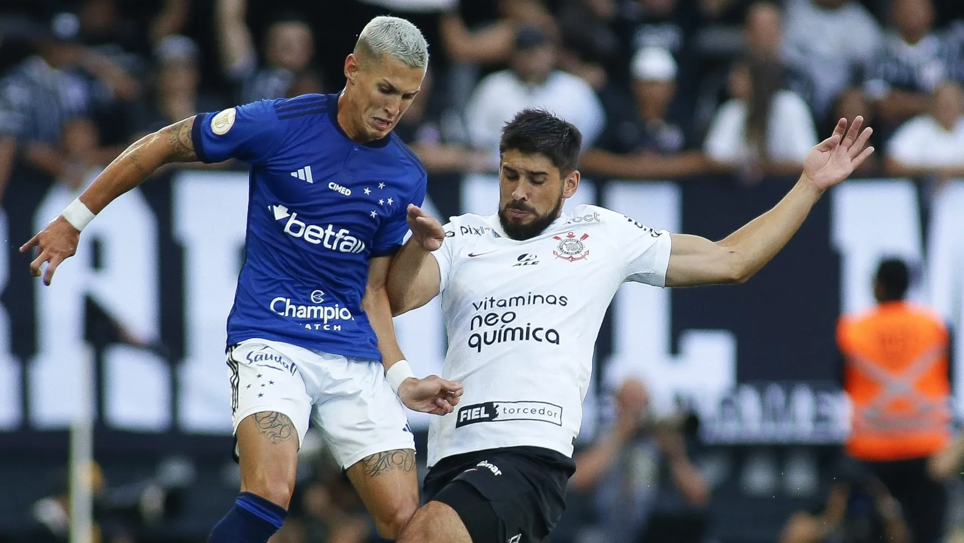 Mateus Vital em ação pelo Cruzeiro (Photo by Miguel Schincariol/Getty Images)