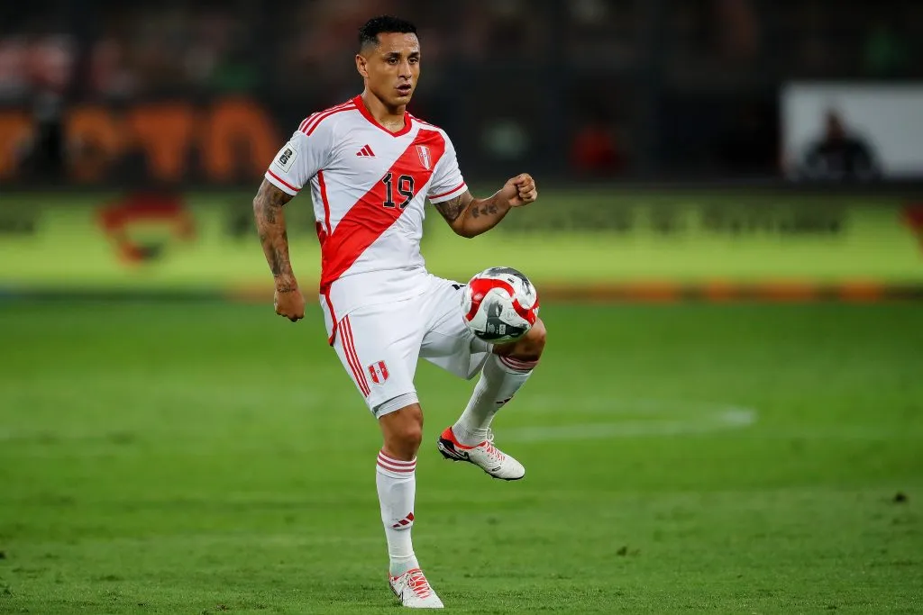 LIMA, PERU – NOVEMBRO 21: Yoshimar Yotun, do Peru, controla a bola durante a partida entre Peru e Venezuela pelas Eliminatórias da Copa do Mundo FIFA 2026, no Estádio Nacional de Lima, em 21 de novembro de 2023, em Lima, Peru. (Foto: Daniel Apuy/Getty Images)