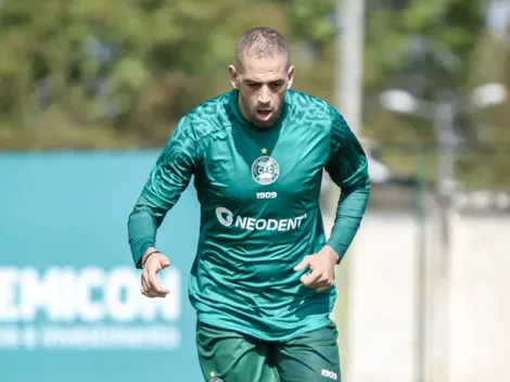 Coritiba anuncia futuro de Slimani após rebaixamento à Série B do Brasileirão