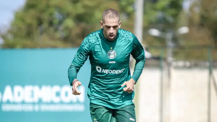 Slimani: fututo do argelino está traçado no Coritiba (Foto: Gabriel Thá/Coritiba/Divulgação)