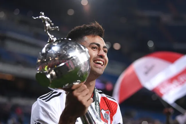 Pity Martínez com a taça da Libertadores. (Photo by Laurence Griffiths/Getty Images)