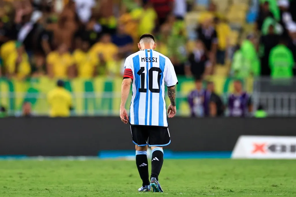 RIO DE JANEIRO, BRASIL – 21 DE NOVEMBRO: Lionel Messi, da Argentina, reage durante partida das Eliminatórias da Copa do Mundo FIFA 2026 entre Brasil e Argentina no Maracanã, em 21 de novembro de 2023, no Rio de Janeiro, Brasil. (Foto: Buda Mendes/Getty Images)