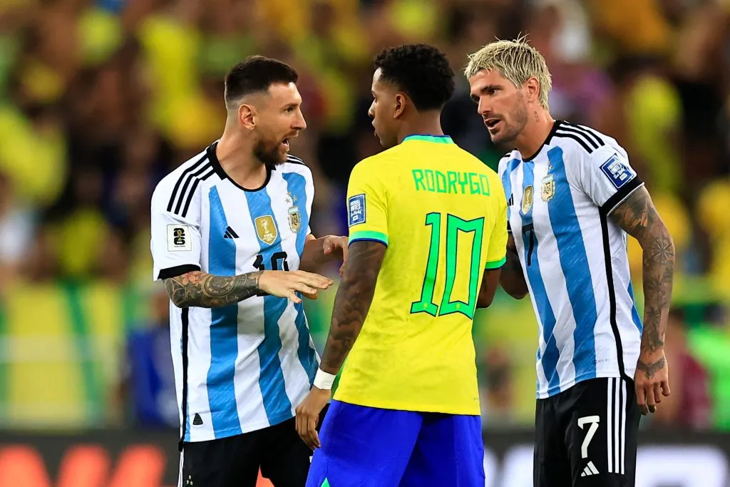 RIO DE JANEIRO, BRASIL – 21 DE NOVEMBRO: Lionel Messi, da Argentina, e seu companheiro de equipe Rodrigo de Paul conversam com Rodrygo, do Brasil, depois que a partida foi adiada devido a incidentes nas arquibancadas durante uma partida das Eliminatórias da Copa do Mundo FIFA 2026 entre Brasil e Argentina no Estádio do Maracanã, em 21 de novembro de 2023, no Rio de Janeiro, Brasil. (Foto: Buda Mendes/Getty Images)