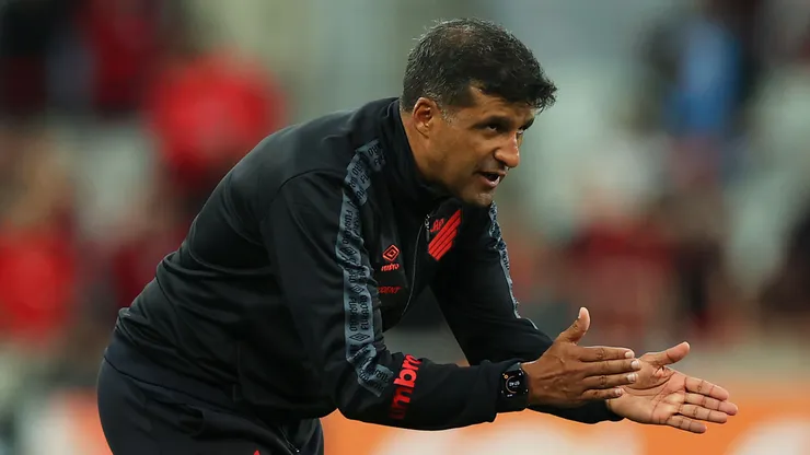 Wesley Carvalho: treinador mandou indireta ao elenco do Furacão (Foto: Gustavo Oliveira/athletico.com.br/Divulgação)