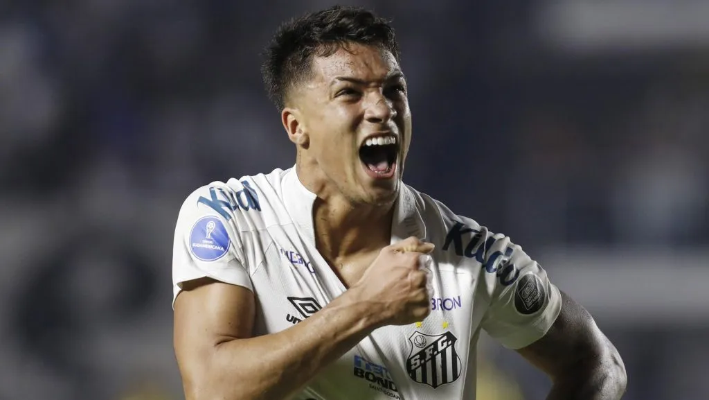 Marcos Leonardo confirma conversas com novo clube e torcida fica ciente (Photo by Ricardo Moreira/Getty Images)