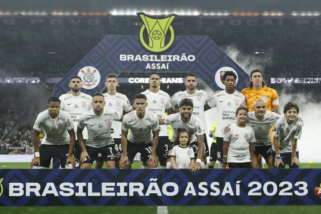 SÃO PAULO, SP (FOLHAPRESS) – Jogadores do Corinthians posam para fotógrafos antes da partida entre Corinthians e Flamengo como parte da Série A do Brasileirão 2023, na Neo Quimica Arena, em 7 de outubro de 2023, em São Paulo. (Foto: Ricardo Moreira/Getty Images)