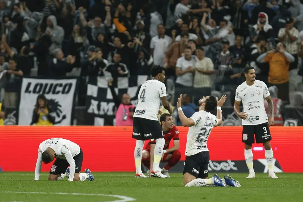SÃO PAULO, SP (FOLHAPRESS) – 1º DE NOVEMBRO: Jogadores do Corinthians reagem após vencer a partida entre Corinthians e Athletico Paranaense em jogo válido pela Série A 2023, na Arena Neo Química, em 1º de novembro de 2023, em São Paulo. (Foto: Ricardo Moreira/Getty Images)
