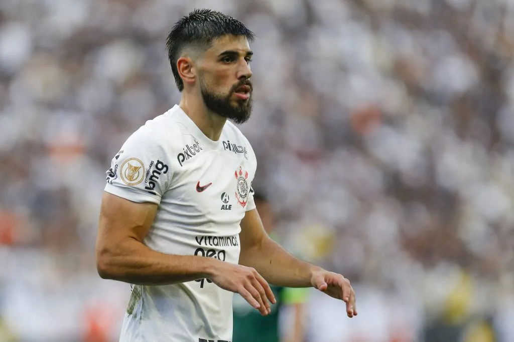 SÃO PAULO, SP (FOLHAPRESS) – (FOLHAPRESS) – Bruno Mendez, do Corinthians, acompanha a partida entre Corinthians e Palmeiras pela Série A 2023, na Neo Quimica Arena, no dia 3 de setembro de 2023, em São Paulo. (Foto: Ricardo Moreira/Getty Image)