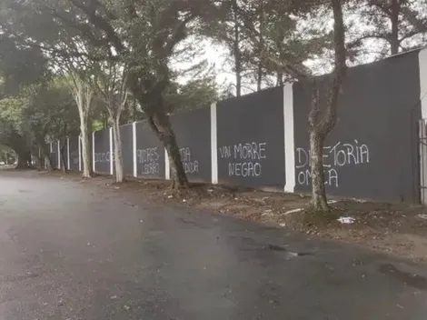 Sede do Corinthians vira alvo de vândalos e amanhece com pichações com ameaças