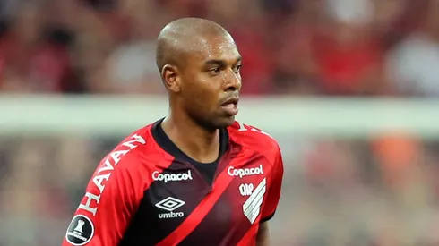 Fernandinho em ação pelo Athletico. (Photo by Heuler Andrey/Getty Images)