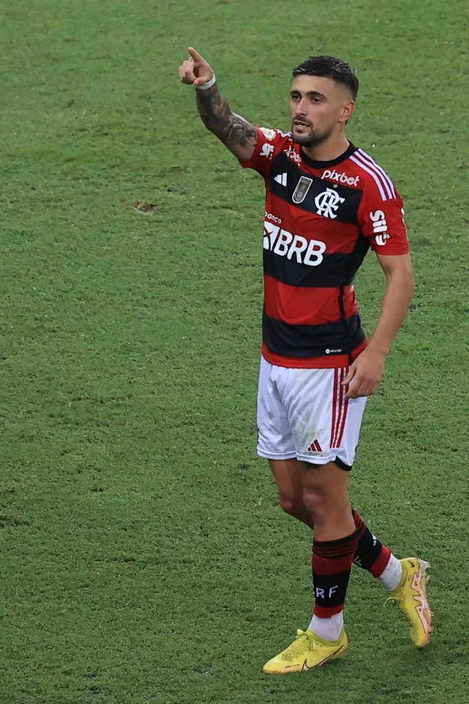 RIO DE JANEIRO, BRASIL – 23 DE NOVEMBRO: Arrascaeta do Flamengo comemora após marcar o primeiro gol da equipe durante a partida entre Flamengo e Red Bull Bragantino como parte do Brasileirão 2023 no Maracanã em 23 de novembro de 2023 no Rio de Janeiro, Brasil. (Foto: Buda Mendes/Getty Images)