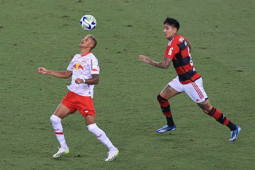 RIO DE JANEIRO, BRASIL – 23 DE NOVEMBRO: Erick Pulgar, do Flamengo, briga pela bola com Vitinho do Red Bull Bragantino durante a partida entre Flamengo e Red Bull Bragantino pelo Campeonato do Brasil 2023, no Maracanã, no dia 23 de novembro de 2023, no Rio de Janeiro. (Foto: Buda Mendes/Getty Images)