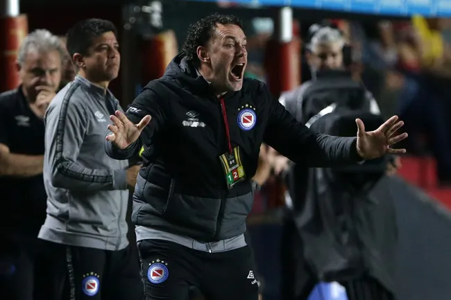 Gabriel Milito nos tempos de Argentino Juniors. (Photo by Daniel Jayo/Getty Images)