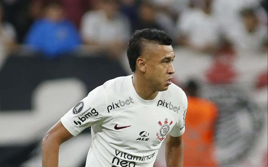 SÃO PAULO, SP (FOLHAPRESS) – 19 DE ABRIL: Cantillo do Corinthians controla a bola durante a partida do grupo E da Copa Conmebol Libertadores 2023 entre Corinthians e Argentinos Juniors na Arena Corinthians em 19 de abril de 2023 em São Paulo, Brasil. (Foto: Miguel Schincariol/Getty Images)