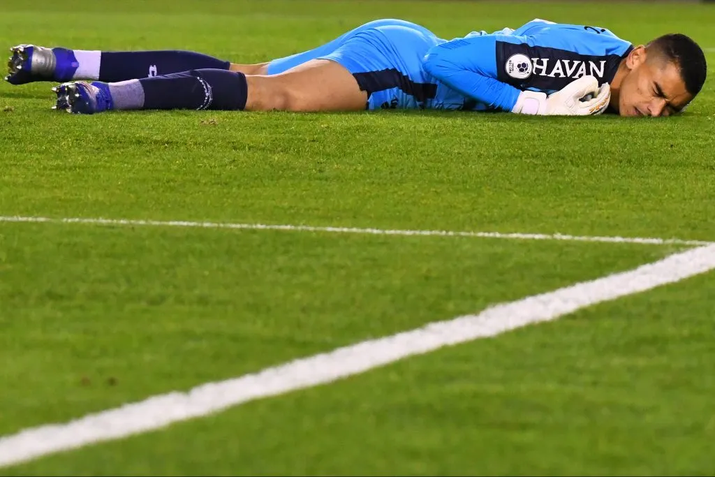 Santos em ação pelo CAP. (Photo by Amilcar Orfali/Getty Images)