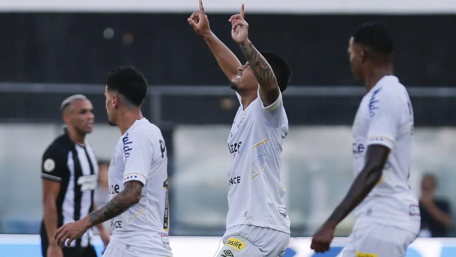 Marcos Leonardo celebra gol pelo Santos. (Photo by Ricardo Moreira/Getty Images)