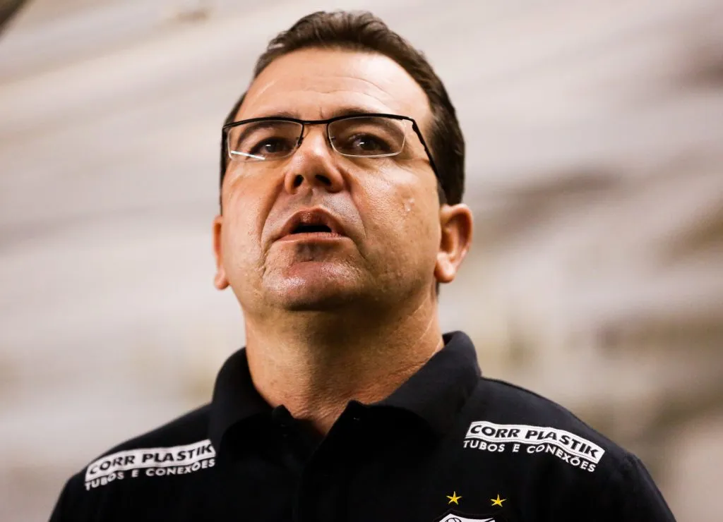 Enderson quando comandava o Santos – (Photo by Alexandre Schneider/Getty Images)