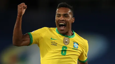 Alex Sandro abre conversas com novo clube. (Photo by Buda Mendes/Getty Images)