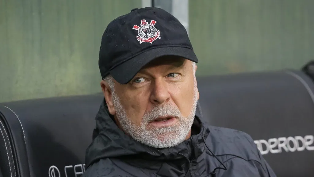 Mano Menezes terá papel decisivo na montagem do elenco do Timão para 2024 (Foto: Pedro H. Tesch/Getty Images)