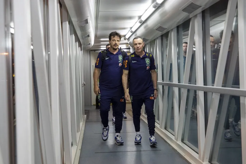 Fernando Diniz no aeroporto com a Seleção Brasileira. Foto: Joilson Marconne / CBF