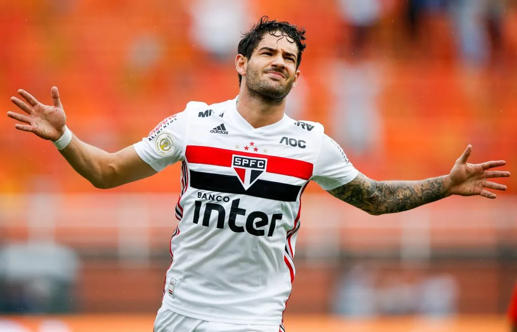 Alexandre Pato ao marcar diante do Cruzeiro (Photo by Alexandre Schneider/Getty Images)