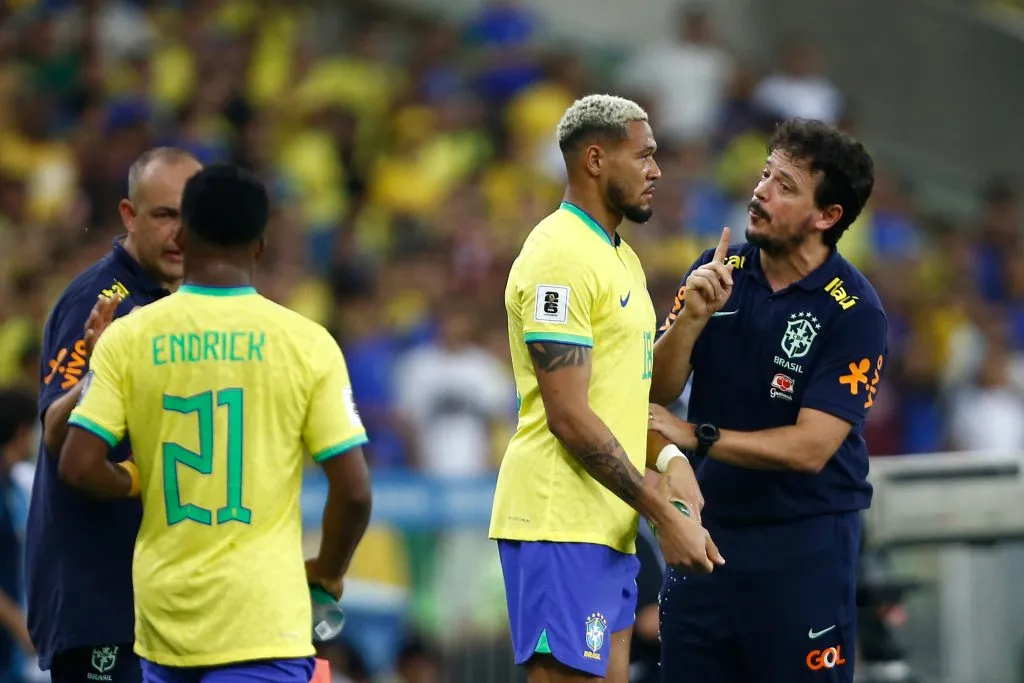 RIO DE JANEIRO, BRASIL – 21 DE NOVEMBRO: Fernando Diniz, técnico do Brasil, conversa com seu jogador Joelinton, do Brasil, durante a partida entre Brasil e Argentina pelas Eliminatórias da Copa do Mundo FIFA 2026, no Maracanã, em 21 de novembro de 2023, no Rio de Janeiro, Brasil. (Foto: Wagner Meier/Getty Images)