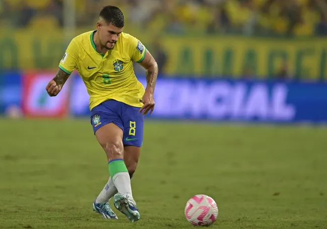 CUIABA, BRASIL – OUTUBRO 12: Bruno Guimarães, do Brasil, chuta a bola durante uma partida das Eliminatórias da Copa do Mundo FIFA 2026 entre Brasil e Venezuela na Arena Pantanal em 12 de outubro de 2023 em Cuiabá, Brasil. (Foto: Pedro Vilela/Getty Images)