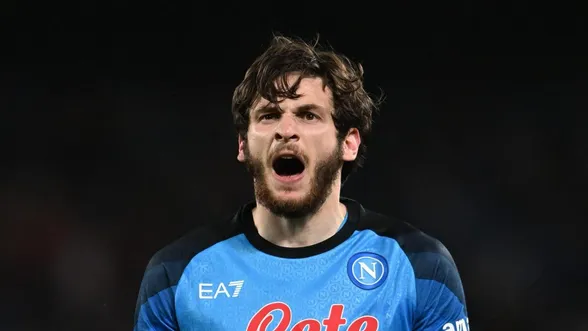 Khvicha Kvaratskhelia está em baixa no Napoli. (Photo by Francesco Pecoraro/Getty Images)