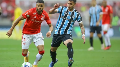 PORTO ALEGRE, BRAZIL - OCTOBER 8: Vanderson of Internacional and Felipe Carballo of Gremio compete for the ball during the match between Internacional and Gremio as part of Brasileirao 2023 at Beira-Rio Stadium on October 8, 2023 in Porto Alegre, Brazil. (Photo by Pedro H. Tesch/Getty Images)