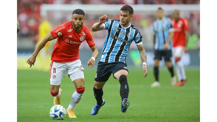 PORTO ALEGRE, BRAZIL - OCTOBER 8: Vanderson of Internacional and Felipe Carballo of Gremio compete for the ball during the match between Internacional and Gremio as part of Brasileirao 2023 at Beira-Rio Stadium on October 8, 2023 in Porto Alegre, Brazil. (Photo by Pedro H. Tesch/Getty Images)