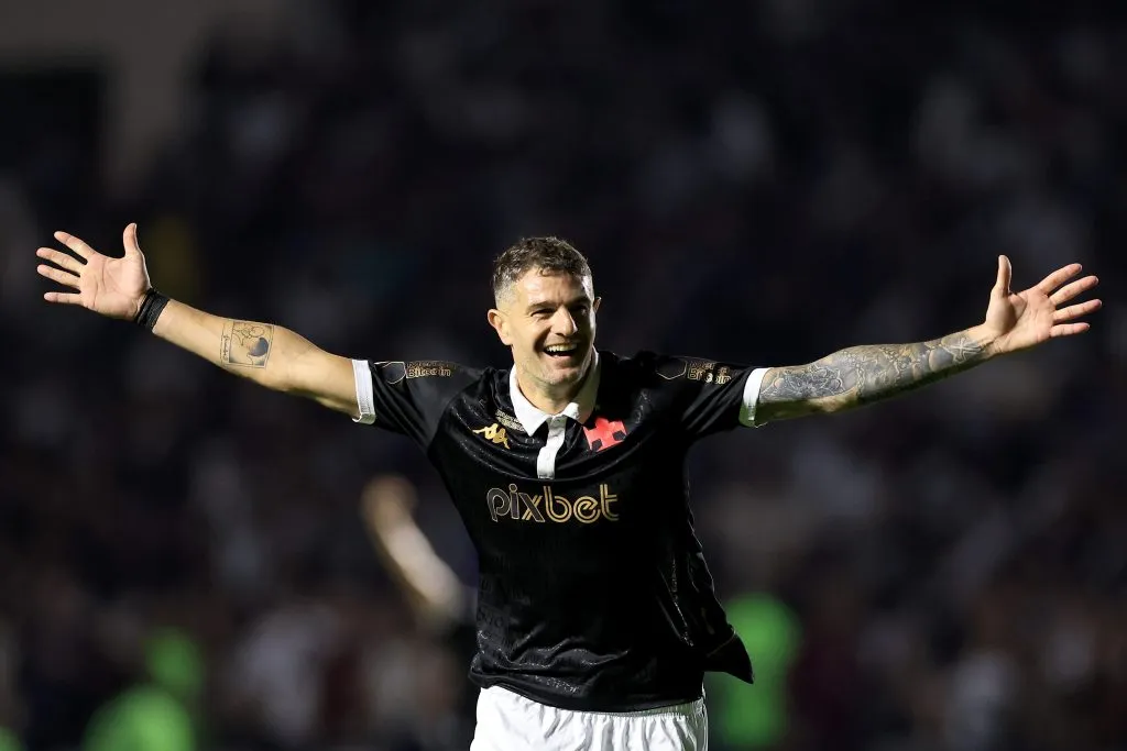RIO DE JANEIRO, BRASIL – 21 DE SETEMBRO: Vegetti do Vasco comemora após marcar o terceiro gol de sua equipe durante a partida entre Vasco da Gama e Coritiba como parte do Brasileirão 2023 no Estádio São Januário em 21 de setembro de 2023 no Rio de Janeiro, Brasil. (Foto: Buda Mendes/Getty Images)