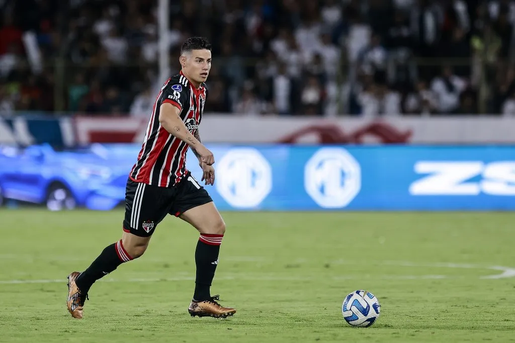 QUITO, EQUADOR – 24 DE AGOSTO: James Rodríguez, do São Paulo, controla a bola durante o jogo de ida das quartas de final da Copa CONMEBOL Libertadores 2023 entre LDU Quito e São Paulo, no Estádio Rodrigo Paz Delgado, em 24 de agosto de 2023, em Quito, no Equador. (Foto: Franklin Jacome/Getty Images)