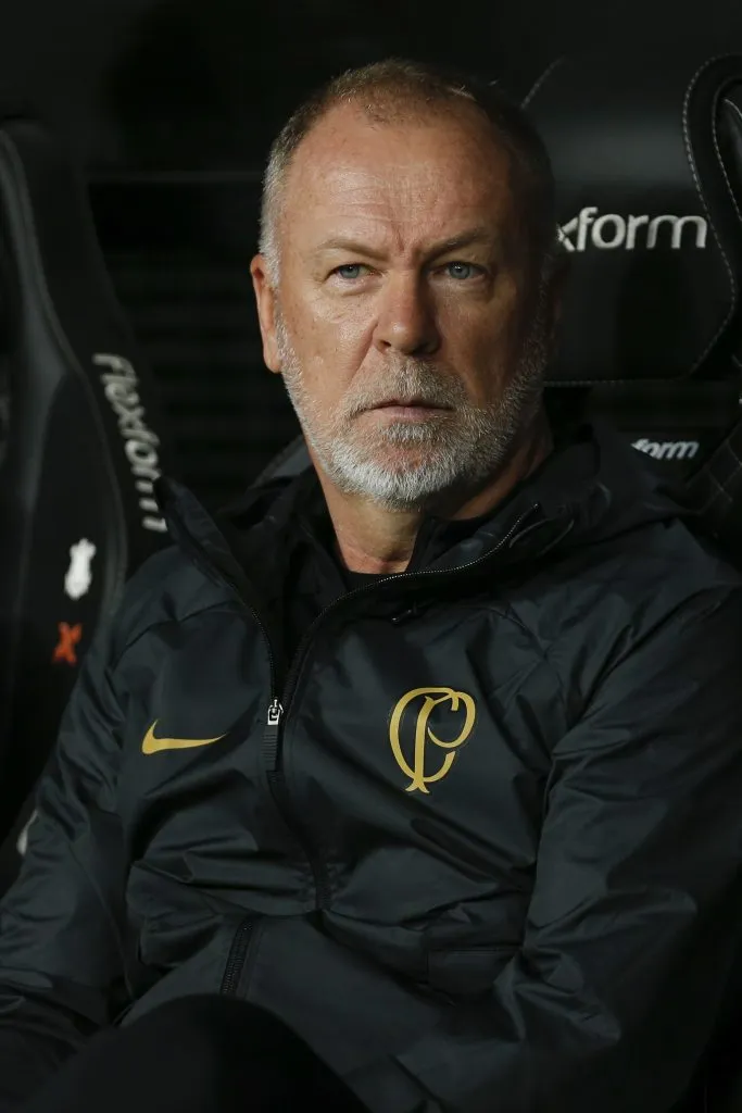 SÃO PAULO, SP (FOLHAPRESS) – 07 DE OUTUBRO: Mano Menezes, técnico do Corinthians, acompanha a partida entre Corinthians e Flamengo pela Série A do Brasileirão 2023, na Arena Neo Química, no dia 7 de outubro de 2023, em São Paulo. (Foto: Ricardo Moreira/Getty Images)