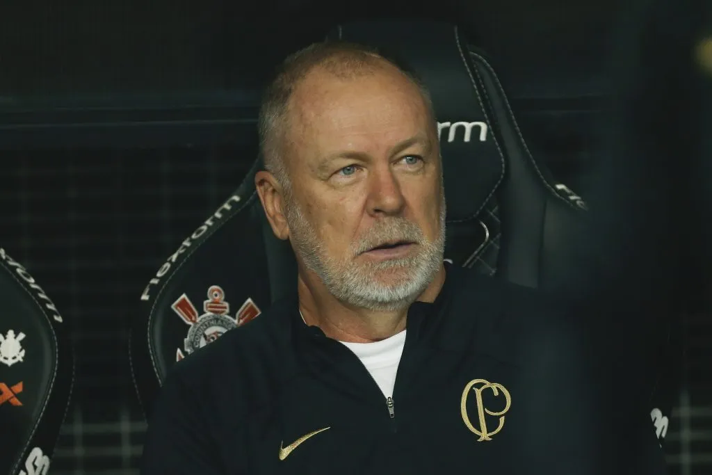 SÃO PAULO, SP (FOLHAPRESS) – 01 DE NOVEMBRO: Mano Menezes, técnico do Corinthians, acompanha a partida entre Corinthians e Athletico Paranaense pela Série A 2023, na Arena Neo Química, no dia 1º de novembro de 2023, em São Paulo. (Foto: Ricardo Moreira/Getty Images)