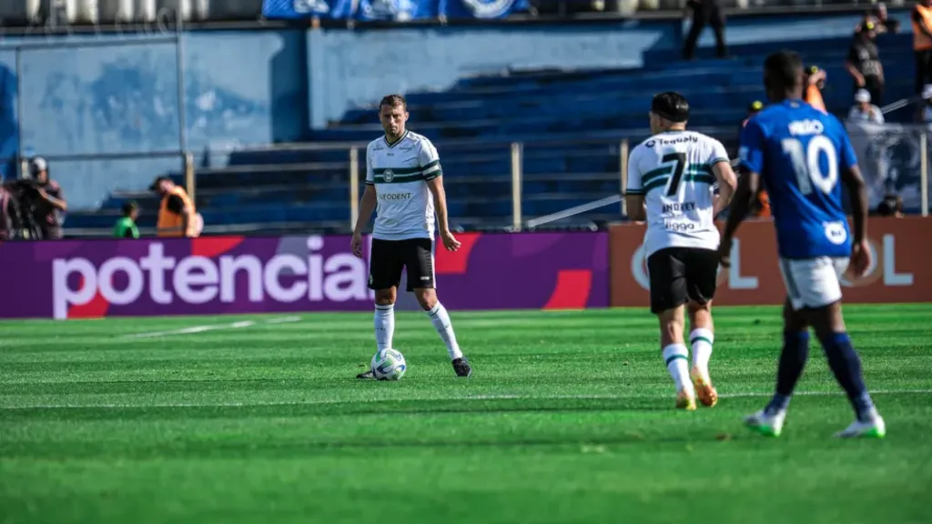 henrique: zagueiro sentiu lesão no Coritiba (Foto: Gabriel Thá/Coritiba/Divulgação)