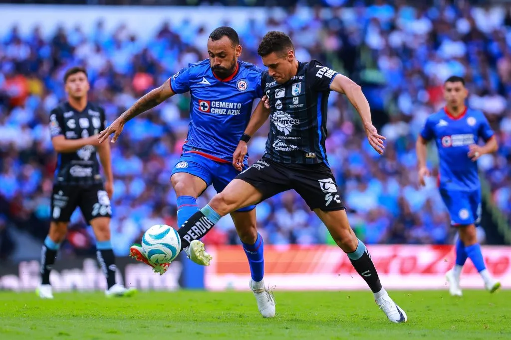 MEXICO CITY, MEXICO – SEPTEMBER 24: Moisés Vieira (L) of Cruz Azul struggles for the ball against Kevin Escamilla (R) of Querétaro during the 9th round match between Cruz Azul and Queretaro as part of the Torneo Apertura 2023 Liga MX at Azteca Stadium on September 24, 2023 in Mexico City, Mexico. (Photo by Manuel Velasquez/Getty Images)