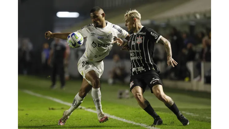 Joaquim e Róger Guedes disputam a bola. Foto: Ricardo Moreira/Getty Images