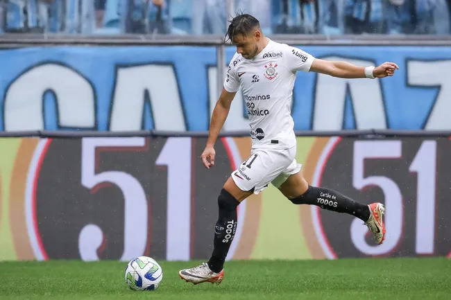 PORTO ALEGRE, BRASIL – NOVEMBRO 12: Ángel Romero, do Corinthians, faz um passe durante a partida entre Grêmio e Corinthians como parte do Brasileirão 2023 no Estádio Arena do Grêmio, em 12 de novembro de 2023, em Porto Alegre, Brasil. (Foto: Pedro H. Tesch/Getty Images)