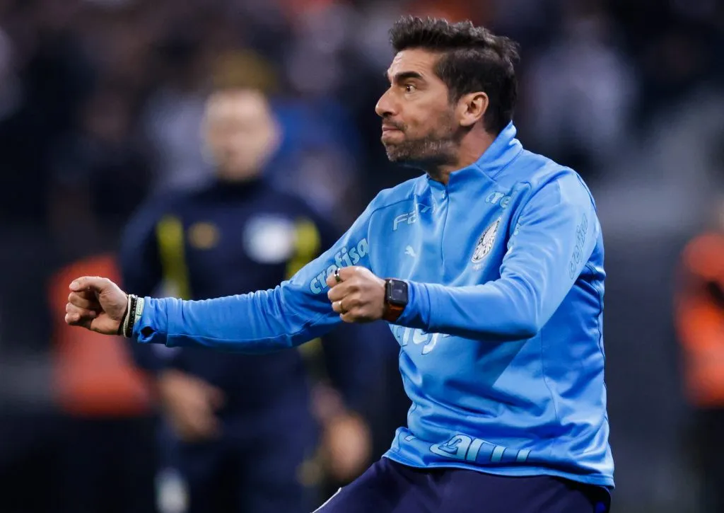 SÃO PAULO, SP (FOLHAPRESS) – 13 DE AGOSTO: Abel Ferreira, técnico do Palmeiras, reage durante partida entre Corinthians e Palmeiras pela Série A do Brasileirão 2022, na Neo Quimica Arena, no dia 13 de agosto de 2022, em São Paulo. (Foto: Alexandre Schneider/Getty Images)