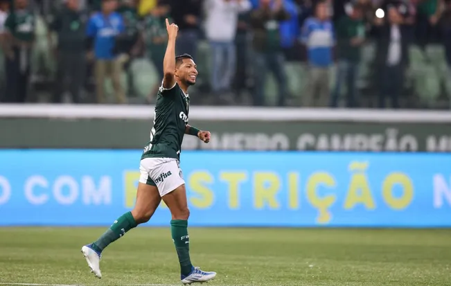 Rony celebra gol contra o Botafogo. (Photo by Alexandre Schneider/Getty Images)