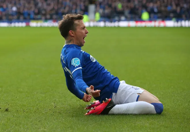 Bernard comemorando gol contra o Crystal Palace na Premier League. (Photo by Alex Livesey/Getty Images)