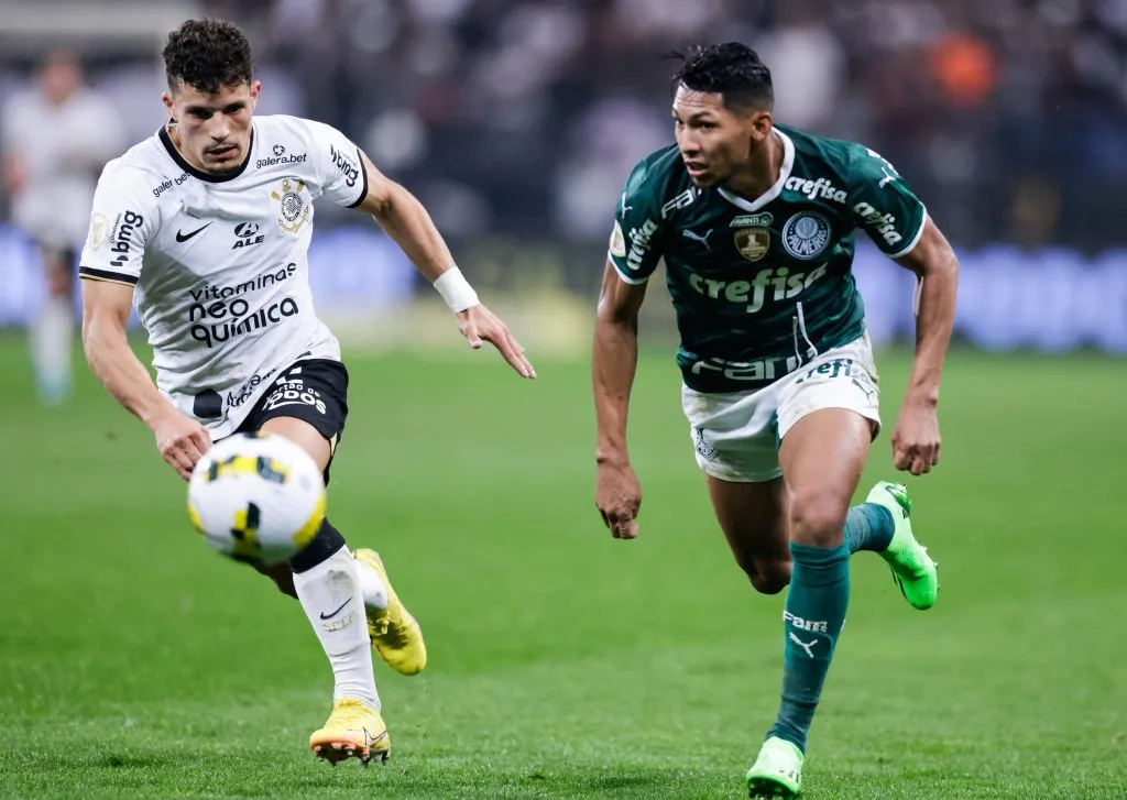 Rafael Ramos marcando Rony, do Palmeiras. (Photo by Alexandre Schneider/Getty Images)