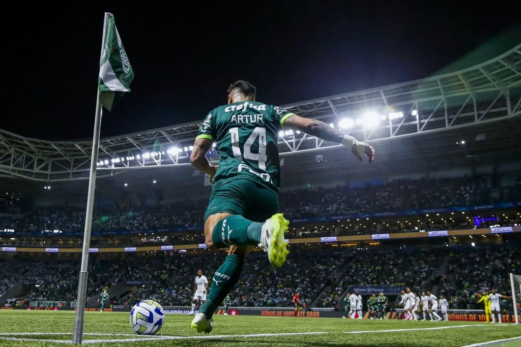 Artur cobrando escanteio. (Photo by Miguel Schincariol/Getty Images)