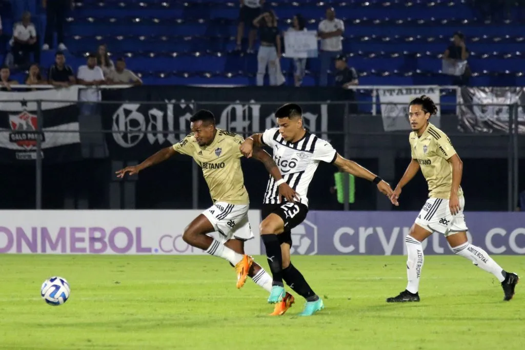 Edenílson em ação pelo Atlético Mineiro. (Photo by Christian Alvarenga/Getty Images)