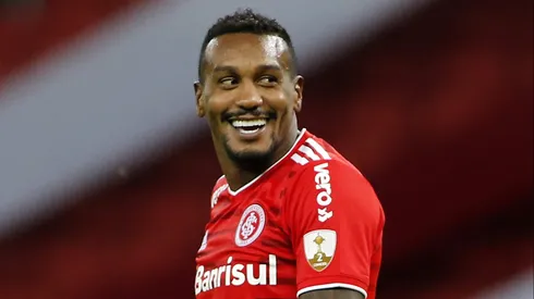 Edenílson ganhará metade do que ganhava no Galo. (Photo by Silvio Avila - Pool/Getty Images)