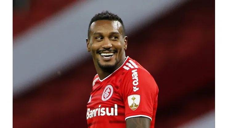 Edenílson ganhará metade do que ganhava no Galo. (Photo by Silvio Avila - Pool/Getty Images)