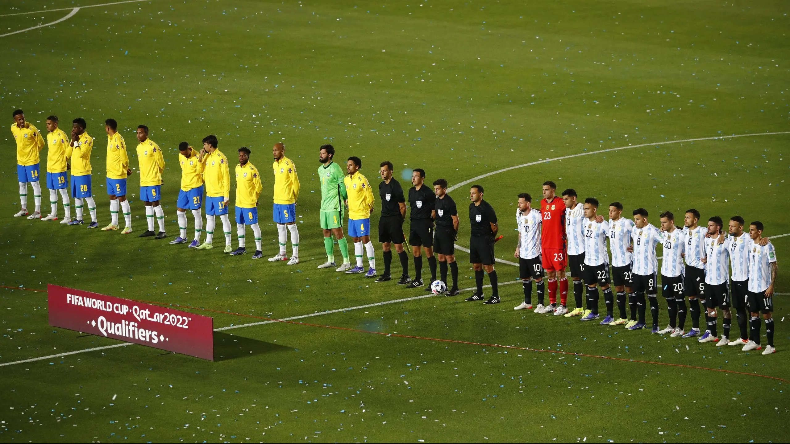 SAN JUAN, ARGENTINA – NOVEMBRO 16: Jogadores do Brasil e da Argentina fazem fila antes da partida entre Argentina e Brasil como parte das Eliminatórias da Copa do Mundo FIFA Qatar 2022 no Estádio San Juan del Bicentenario em 16 de novembro de 2021 em San Juan, Argentina. (Foto: Marcos Brindicci/Getty Images)