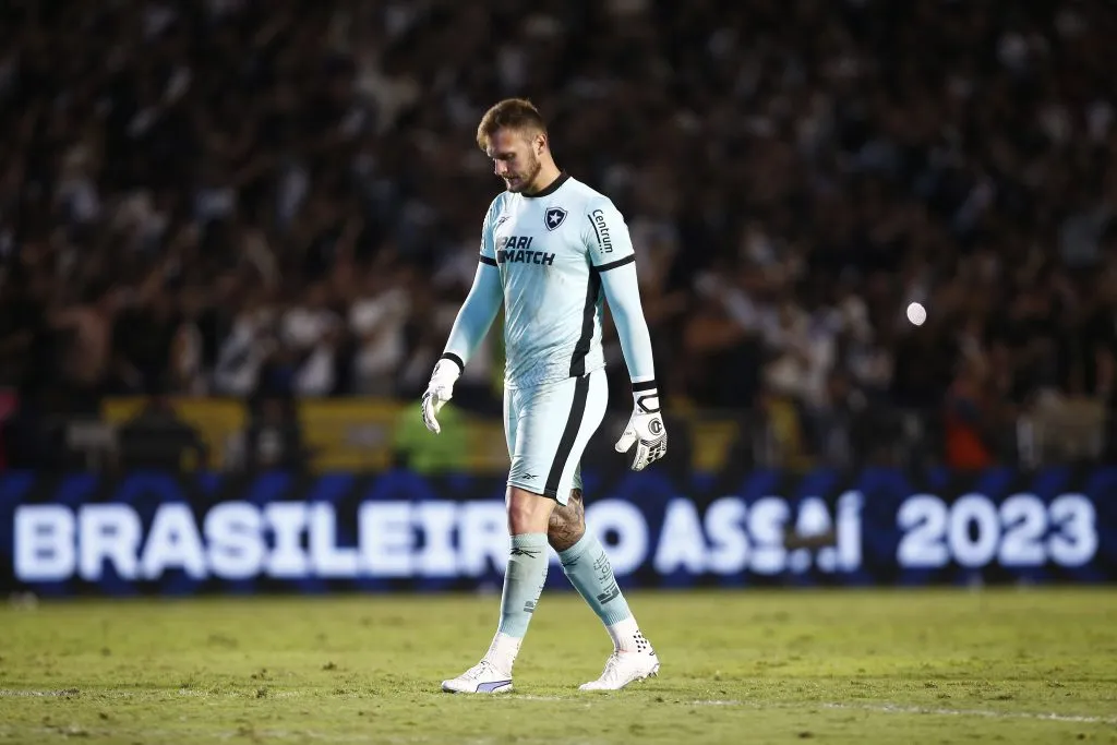 RIO DE JANEIRO, BRASIL – 6 DE NOVEMBRO: Lucas Perri, goleiro do Botafogo, vê em baixa após perder a partida entre Vasco da Gama e Botafogo no jogo do Brasileirão 2023, no Estádio São Januário, em 6 de novembro de 2023, no Rio de Janeiro. (Foto: Wagner Meier/Getty Images)